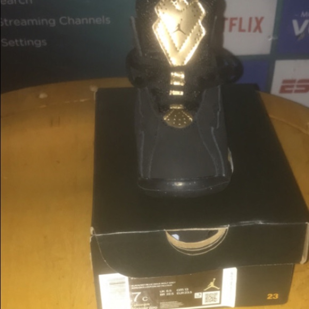 THESE THE NEW KIDS MIKES SIZE 7c brand new